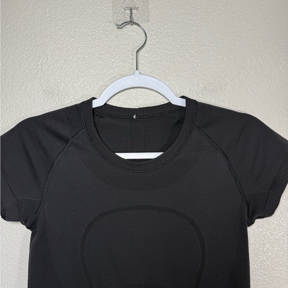Lululemon Swiftly Tech Short Sleeve Crew White / Black size 6 G10 - Picture 5 of 8